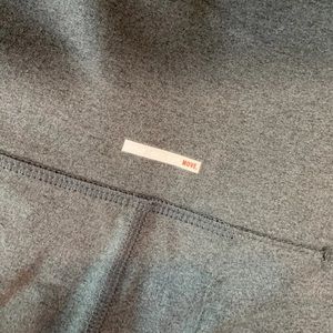 Cropped grey leggings